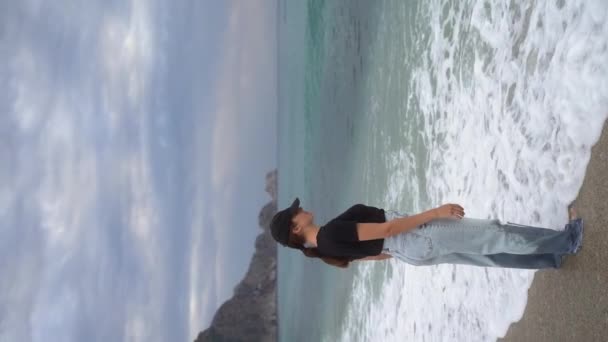 Pionowe Klipy Wideo Dziewczyna Stoi Brzegu Morza Jej Noce Wodzie — Wideo stockowe