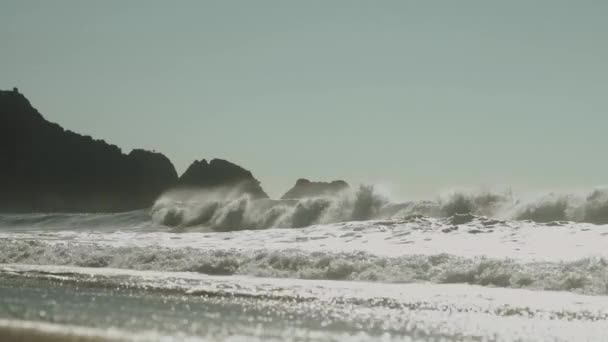 Panorama Mavi Dalgalar Kaya Kuma Çarpar Deniz Suyunun Güzel Dalgaları — Stok video