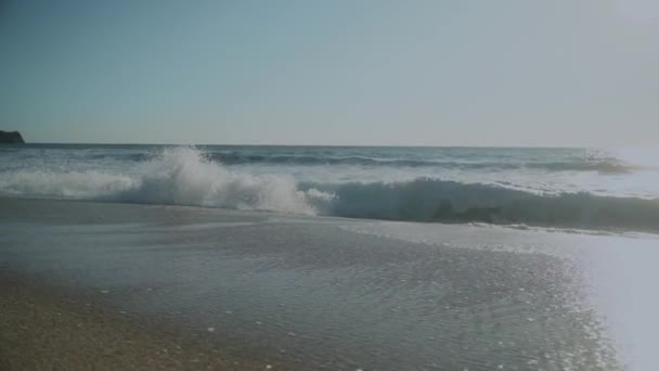 美丽的风景 美丽的风景 洁白的海浪拍打着碧空的海岸 土耳其 阿拉亚2021年 慢动作120 — 图库视频影像