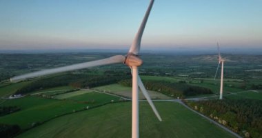 Havadan. Rüzgar türbinleri gün batımında duruyor. Rüzgâr türbinli bir çiftliğin havadan çekilmiş fotoğrafı. Temiz yenilenebilir enerji üretiliyor. Alternatif enerji. Kilkenny Ireland. Yüksek kalite 5k görüntü