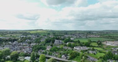 Havadan. İrlanda 'nın küçük kasabası Thomastown Kilkenny İrlanda 4k İrlanda' nın güzel bir manzarası. Kilkenny 'deki Nore Nehri 2023 Varsayım Kilisesi