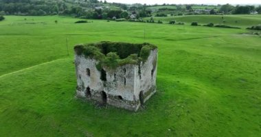 Drone. Harabe bir kale. Grennan Kalesi. Anglo-Norman Kulesi. Dairesel panorama. İrlanda Thomas Kasabası 4k