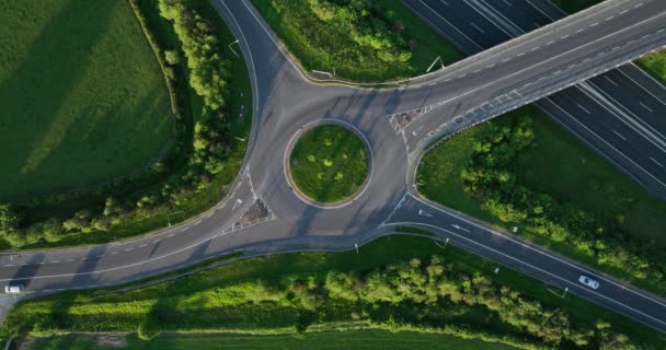 Flygplan Roundabout Antenn Ovanifrån Med Passerande Bilar Mot Bakgrund Gröna — Stockvideo