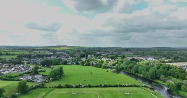 Ein Schöner Blick Auf Die Kleine Irische Stadt Thomastown Kilkenny — Stockvideo