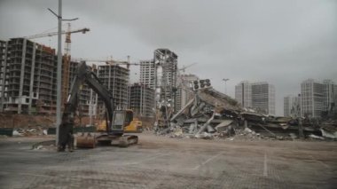 KYIV, UKRAINE, 21 Nisan 2022: bombardımandan sonra. Ukrayna 'da savaş. Rus füzesi alışveriş ve eğlence merkezi Retroville 'i yerle bir etti.