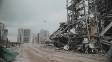 UKRAINE, KYIV, 17 Nisan 2022: Rus füzesi 17 Nisan 'da alışveriş ve eğlence merkezi Retroville' i yok etti. Bombalamadan sonra. Ukrayna halkına terör ve soykırım