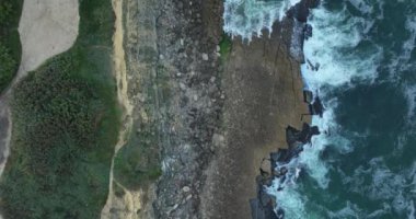 Plaj denizi üzerinde havadan kumandalı hava aracı. Güzel deniz dalgaları. Kumsal kumu ve inanılmaz deniz. Yaz günbatımı deniz manzarası. Portekiz Sintra 'sı. Su dokusu. Fantastik doğal günbatımının en üst görüntüsü 5k