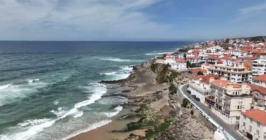 Atlantik Okyanusu 'nun kayalıklara çarpan güzel bir sahil manzarası, Azenjas do Mar, Colares, Portekiz 5k