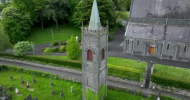 Havadan. Eski bir mezarlık. Çan kulesinin etrafında dairesel bir manzara. River Nor County Kilkenny 2023 Yükseliş Kilisesi. İrlanda 'nın küçük Tomastown İrlanda kasabasının güzel manzarası