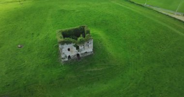 Drone. Harabe bir kale. Grennan Kalesi. Anglo-Norman Kulesi. Dairesel panorama. İrlanda Thomas Kasabası 4k