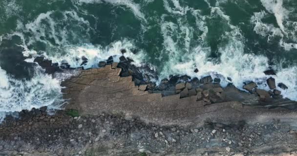 大西洋的波浪与悬崖相撞 从120米高的葡萄牙科拉雷斯20235K观看 — 图库视频影像