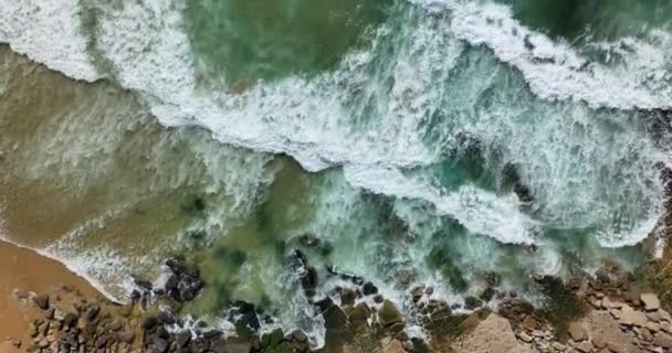 Widok Lotu Ptaka Wzburzone Morze Oceanu Atlantyckiego Białymi Falami Rozbijającymi — Wideo stockowe