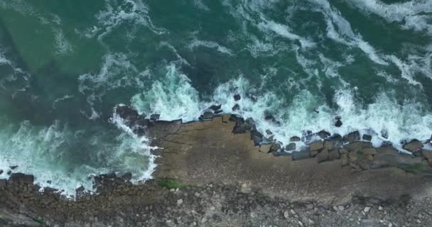 포르투갈 해안의 위에서 위에서 바라본 광경이다 2023 날씨에 대서양 바위에 — 비디오