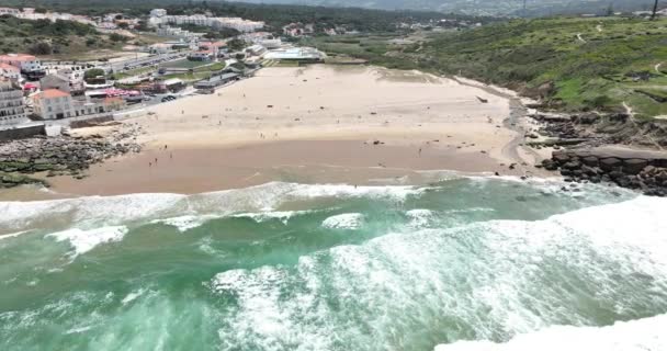 Kamera Leci Plażę Widok Góry Piaszczystą Plażę Praia Das Macas — Wideo stockowe