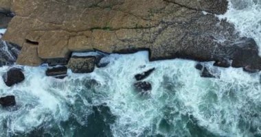 Atlantik Okyanusu 'ndan gelen dalgalı deniz manzarası. Beyaz dalgalar Colares, Portekiz' deki sahilde kırılıyor.