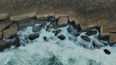 Havadan. Atlantik Okyanusu 'nun kayalıklardaki dalgalarının görüntüsü, Azenhas do Mar, Colares, Portekiz. Portekiz 2023 Slow Motion 4k