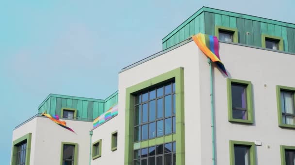 办公大楼上的一面彩色Lgbt标志 Lgbt同志骄傲的旗帜在风中飘扬 爱尔兰4K段 — 图库视频影像