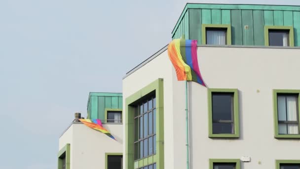 办公大楼上的一面彩色Lgbt标志 Lgbt同志骄傲的旗帜在风中飘扬 爱尔兰4K — 图库视频影像