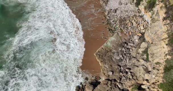 大西洋からの荒波の空中ビュー 白い波がビーチに沿って破壊されます カラレス ポルトガル5K — ストック動画