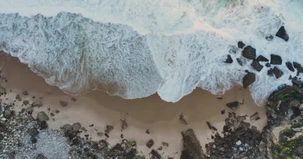 ビーチの海の上に空中ビュードローン 美しい海の波 ビーチの砂と素晴らしい海 夏の夕日の海 ポルトガル シントラ 水の質感 幻想的な自然の夕日のトップビュー5K — ストック動画