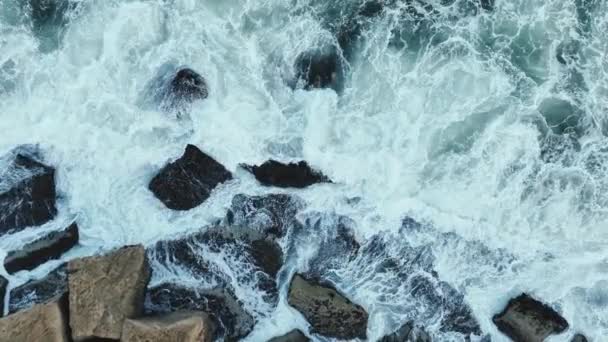 Letecký Pohled Fotoaparát Spuštěn Dolů Atlantický Oceán Naráží Skály Pohled — Stock video