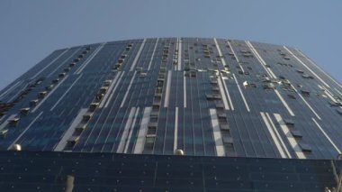 Ruslar Ukrayna 'ya karşı askeri saldırı. Ticaret Merkezi 101, Ukrayna 'nın başkenti Kyiv' de Rus birliklerinin füze saldırısı sonrası sivil tesis.