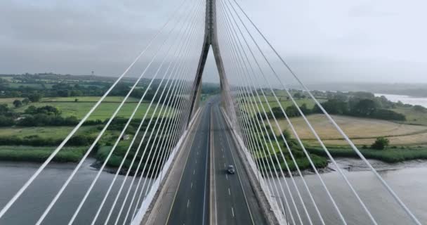 Две Машины Едут Через Мост Камере Кабельный Мост Через Зеленый — стоковое видео