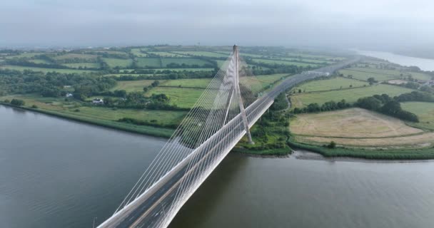 トーマス フランシス ミーガー橋の空中写真 アイルランドのティッパリー郡 インスピレーションに満ちたドローン飛行 アイルランドのSuir川に架かるケーブルの橋 ウォーターフォード 高品質4K映像 — ストック動画