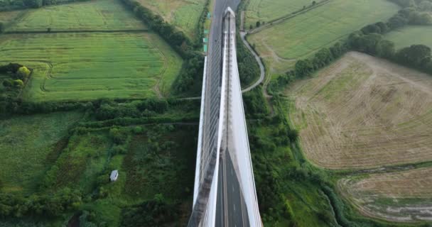Воздушный Летающий Рядом Огромным Белым Канатным Мостом Ирландии Кабельный Мост — стоковое видео