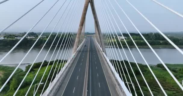 Dwa Samochody Jadą Przez Most Kierunku Kamery Most Linowy Nad — Wideo stockowe