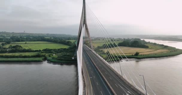 大范围拍摄 Thomas Francis Meagher桥爱尔兰Tipperary县爱尔兰桥汽车在路上经过 爱尔兰沃特福德Suir河上的斜拉桥4K — 图库视频影像
