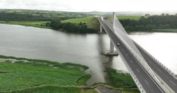 空中だ アイルランドの美しい橋 ローズ フィッツジェラルド ケネディ橋 アイルランド最長の橋 ウォーターフォード カントリー 長い高速道路と高い交差点 高品質5K映像 — ストック動画