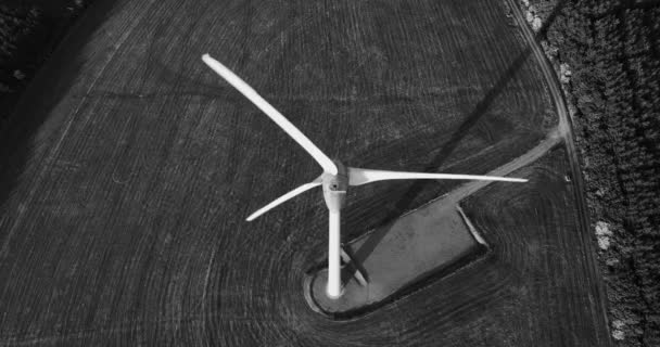 Schwarz Weiß Antenne Große Windmühle Mit Rotorblättern Vor Dem Hintergrund — Stockvideo