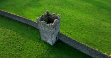 Havadan. Yeşil alana karşı kulesi olan ortaçağ savunma duvarı. Manastır Kilkenny İrlanda 4k