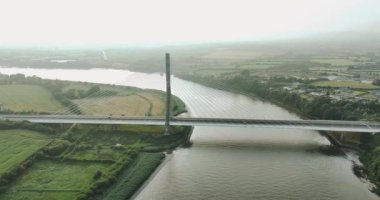 Thomas Francis Meagher Köprüsü 'nün havadan görüntüsü. County Tipperary, İrlanda. İlham verici İHA uçuşu. Sis. İrlanda 'da Suir Nehri üzerinde kablo destekli köprü. Yüksek kalite 4k görüntü