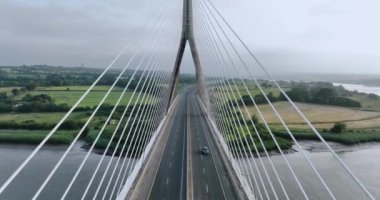 Thomas Francis Meagher köprüsünün hava görüntüsü. Nakliye yolu üzerindeki beyaz bir kulede ilham verici bir insansız hava aracı uçuşu. Nehir üzerinde sinematik bir uçuş. Waterford İrlanda 5 bin