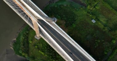 Erial. Köprü üzerinde baş döndürücü bir boşluk. Bir araba köprüden geçiyor. Thomas Francis Meagher Köprüsü. İrlanda. İrlanda 'da Suir Nehri üzerinde kablo destekli köprü. Yüksek kalite 4k görüntü