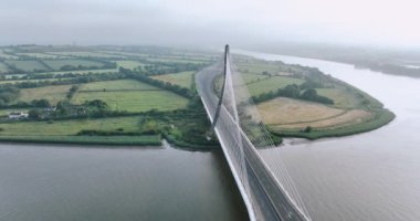 Thomas Francis Meagher Köprüsü 'nün havadan görüntüsü. County Tipperary, İrlanda. İlham verici İHA uçuşu. Sis. İrlanda 'da Suir Nehri üzerinde kablo destekli köprü. Waterford. Yüksek kalite 5k görüntü