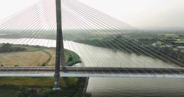 静かに トーマス フランシス メーガー橋 アイルランドのティペラリー郡 インスピレーションドローン飛行 フォッグだ アイルランドのスエア川を渡るケーブル張りの橋 4K映像について — ストック動画