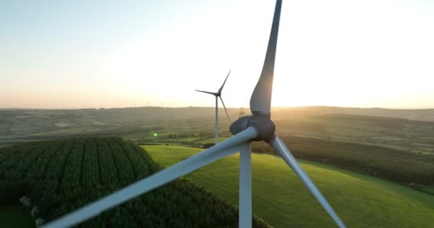 夕阳西下的风力涡轮机 一张有风力涡轮机的农场的空中照片 生产清洁可再生能源 替代能源 基尔肯尼爱尔兰 高质量的5K镜头 — 图库视频影像