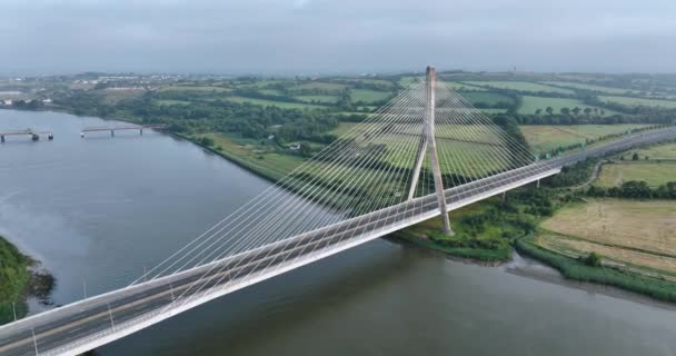 トーマス フランシス ミーガー橋の空中写真 アイルランドのティッパリー郡 インスピレーションに満ちたドローン飛行 アイルランドのSuir川に架かるケーブルの橋 ウォーターフォード 高品質5K映像 — ストック動画