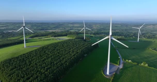 高架上の美しい青空の中でエネルギー生産のための風車農場の空中ビュー 風力タービンは 持続可能な開発のためのクリーンな再生可能エネルギーを生み出す — ストック動画