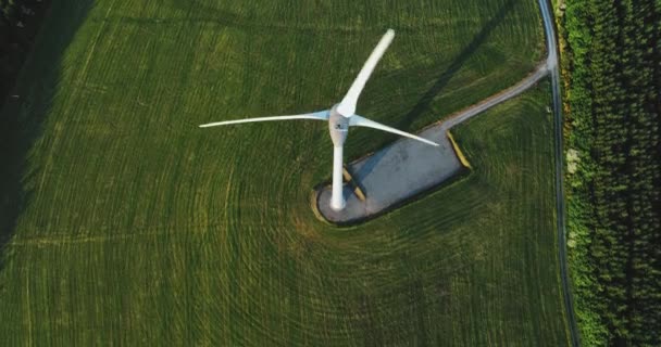Воздушный Большая Ветряная Мельница Лопастями Фоне Заката Зеленых Полей Воздушный — стоковое видео