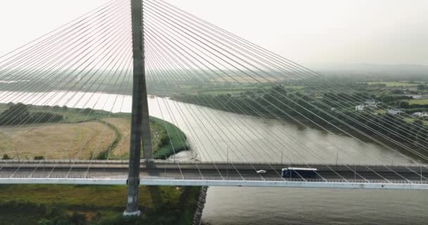 静かに トーマス フランシス メーガー橋 アイルランドのティペラリー郡 インスピレーションドローン飛行 フォッグだ アイルランドのスエア川を渡るケーブル張りの橋 4K映像について — ストック動画