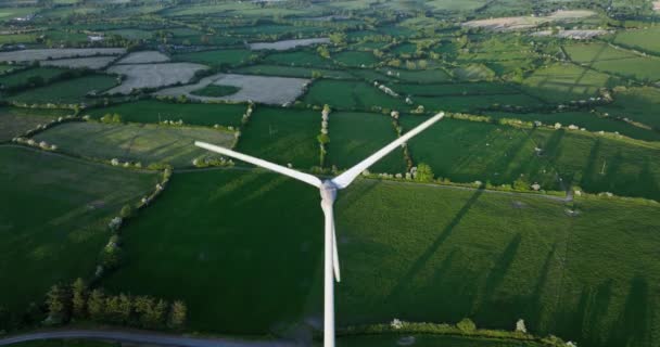 Duża Turbina Wiatrowa Łopatami Zielonych Polach Widok Lotu Ptaka Irelands — Wideo stockowe