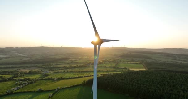 아일랜드 에너지의 일몰과 전망의 배경에 블레이드와 아일랜드 고품질 — 비디오