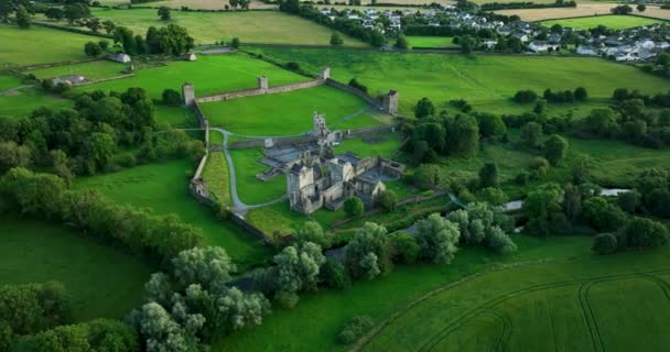 Powietrza Okrągły Widok Augustine Priory Kells Znajduje Się Nad Brzegiem — Wideo stockowe