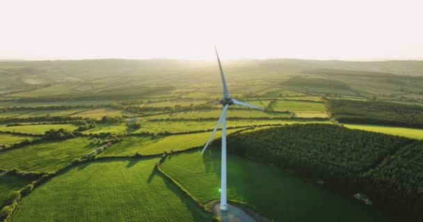 Powietrza Duża Turbina Wiatrowa Łopatami Tle Zachodu Słońca Zielonych Pól — Wideo stockowe