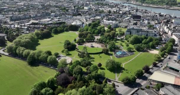 空中写真 ウォーターフォード アイルランドの街を飛ぶ ウォーターフォードアイルランドの中央公園 教会やアリと川沿いの都市 ウォーターフォードアイルランド高品質のショット5K — ストック動画
