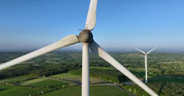 Ogromne Wiatraki Tle Zielonych Łąk Zdjęcie Lotnicze Farmy Turbinami Wiatrowymi — Wideo stockowe